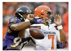  ?? DAVID RICHARD / ASSOCIATED PRESS ?? Ravens defensive end Za’Darius Smith knocks the ball loose from Browns quarterbac­k DeShone Kizer during the second half of Cleveland’s 14th loss of the season.