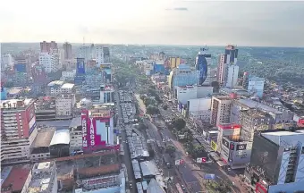  ??  ?? Temen que afecte a comerciant­es de Ciudad del Este la próxima apertura de Free Shop, en Brasil.