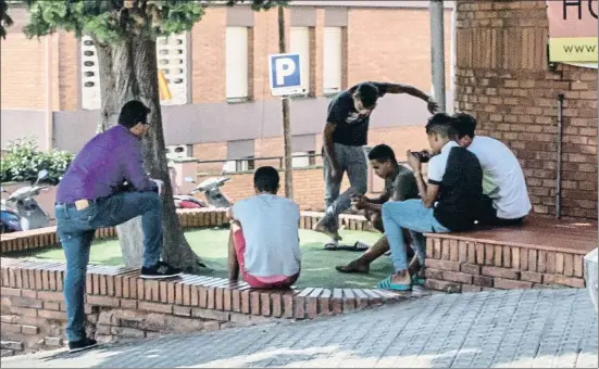  ?? LLIBERT TEIXIDÓ ?? Un grupo de jóvenes migrantes, ayer, en el exterior de un albergue de Barcelona en el que se alojan