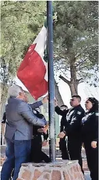  ??  ?? Janos ceLebró frente al edificio de gobierno