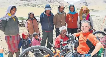  ??  ?? El ascenso. Maggi, mientras hacía el trayecto de 11 días para hacer cima en el Himalaya en una bicicleta adaptada.