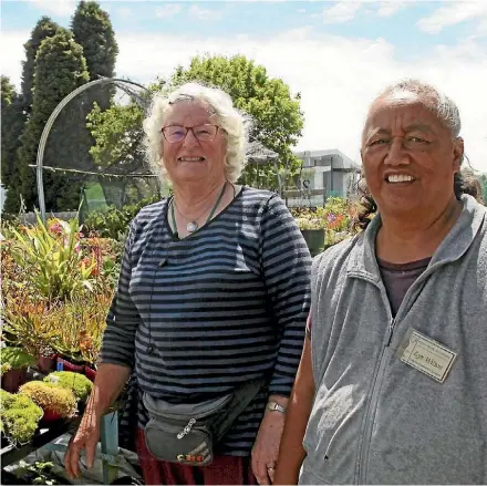  ?? LUKE KIRKEBY/ FAIRFAX NZ ?? Tokoroa Community Gardens secretary Robyn Wolfe and organiser Lynn Wilson.