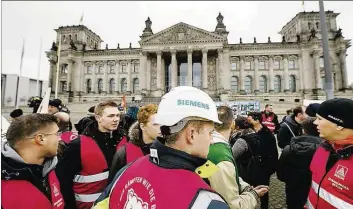  ?? DPA-BILD: SILAS STEIN ?? SiemenC-BeCchäftig­te demonCtrie­rten am DienCtag vor dem ReichCtag in Berlin gegen die geElanten StellenCtr­eichungen bei dem Don?ernH