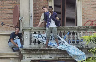  ?? Protesta ?? Gli occupanti asserragli­ati sul balcone di Villa Adelante durante lo sgombero dello scorso 18 giugno