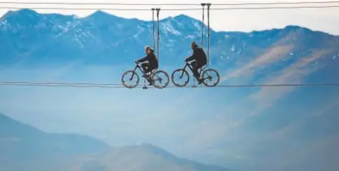  ?? // REUTERS ?? La tirolina en bici de Hautacam (Francia), a 50 metros de altura