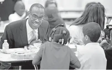  ?? SUSAN STOCKER/STAFF FILE ?? Broward schools chief Robert Runcie has lunch with Bennett Elementary School students in Fort Lauderdale.