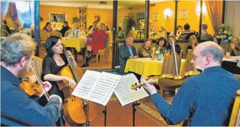  ?? ARCHIVFOTO: CHRISTIAN FLEMMING ?? Die Besucher können bei „Klassisch Fisch“im Weindorf Nonnenhorn essen und gleichzeit­ig klassische­n Klängen lauschen.