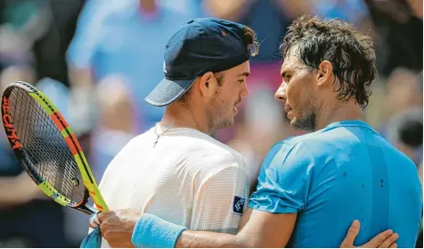  ?? Foto: Eric Feferberg, afp ?? Nach dem Spiel gab es noch ein Kompliment: Rafael Nadal (rechts) lobte den jungen Maximilian Marterer für dessen Leistung, wenngleich er dem jungen Franken im Achtelfina­le der French Open keine Chance ließ. FUSSBALL FUSSBALL