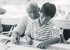  ?? BETTMANN / GETTY ?? y su hijo Claude en La Garoupe, en Francia, el verano de 1955. Claude es el tercero de los cuatro hijos que tuvo el artista