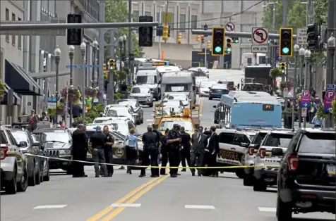  ?? Darrell Sapp/ Post- Gazette photos ?? Sixth Avenue was closed from Wood Street to Smithfield Street after two women were stabbed Thursday at a bus stop.