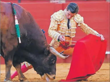  ?? ?? Los inicios de la faena de Juan Ortega al sexto toro de la tarde, ante el que el diestro se lucíó toreando para triunfar ayer en la Maestranza