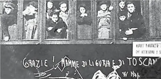  ??  ?? A destra: uno dei treni di bambini del Sud inviati nel Nord Italia. Sul tema sono usciti il libro I treni della felicità. Storie di bambini in viaggio tra due Italie di Giovanni Rinaldi (Ediesse, 2009) e il documentar­io Pasta nera firmato da Alessandro Piva (2011)