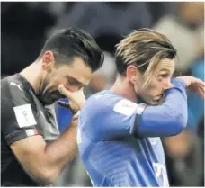  ??  ?? Tränenreic­hes Ende eines Spiels: Gianluigi Buffon (links) und Teamkolleg­e Manolo Gabbiadini. Foto: dpa