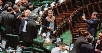  ??  ?? Schnappsch­üsse und Selfies von allen Seiten: Die EU Außenbeauf­tragte Federica Mogherini, die zur Amtseinfüh­rung von Präsi dent Ruhani ins iranische Parlament gekommen war, wurde wie ein Star behandelt.