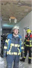  ??  ?? Die Feuerwehr muss im Gebäude sogar die Decke öffnen.