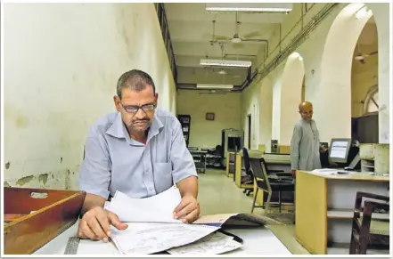  ?? JASJEET PLAHA/ HT PHOTO ?? Baljit Singh, an operator at the Kashmere Gate telegraph office and his colleague CP Singh standing at the counter.