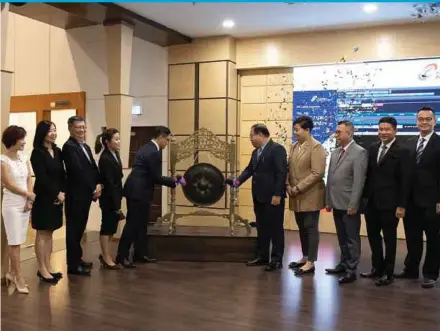  ?? ?? Yew Lee Pacific Group Bhd chief operating officer and executive director Ang Poh Yee (fourth from left) with company directors and other officials at the listing of the company on the ACE Market yesterday.