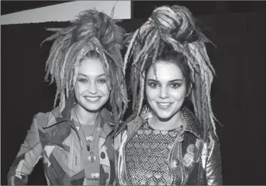  ??  ?? NEW YORK FASHION WEEK. Las “rastas” estuvieron en las pasarelas en mujeres blancas.