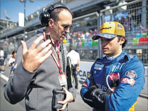  ??  ?? COMPLICIDA­D. Tom Stallard, ingeniero de carrera de Carlos Sainz en McLaren, se entiende a la perfección con el piloto madrileño.