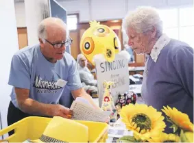  ?? AIMAN AMERUL MUNER/THE TIMARUHERA­LD ?? At the 2023 Positive Ageing Expo, Timaru District Choir member Brendan Murphy chats with Lois Geddes.