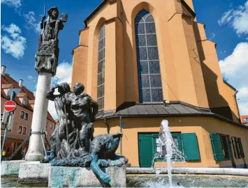  ?? Foto: Ulrich Wagner ?? 1994 schuf der Worpsweder Künstler Bernd Altenstein den Brunnen vor St. Jakob mit drei rastenden Pilgern und ihrem Schutz‰ patron. Nicht im Bild ist eine Hundefigur, die abseits des Brunnens auf einem Sockel liegt.