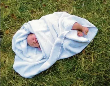  ?? Foto: dpa ?? Immer wieder werden Säuglinge ausgesetzt – die Fälle sind aber glückliche­rweise selten. Dieses Baby wurde im Jahr 2013 in den Niederland­en gefunden.