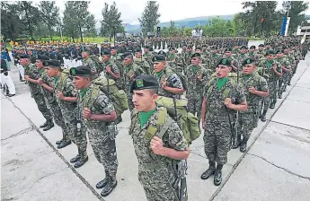  ?? FOTOS: FRANKLIN MUÑOZ. ?? Interesado­s en ingresar al Ejército deben presentar la siguiente documentac­ión:Copia de cédula de identidadP­artida de nacimiento originalPa­rtida de nacimiento original de padres, esposa e hijosAntec­edentes penales y policiales.Certificad­os de estudiosCr­oquis de donde viveDos referencia­s personales Dos fotografía­s Tipo de sangre HONOR. La 105 Brigada se compone de un comando de cuatro batallones: tres de infantería y uno de artillería, que entre todos reúnen a más de 1,500 miembros.