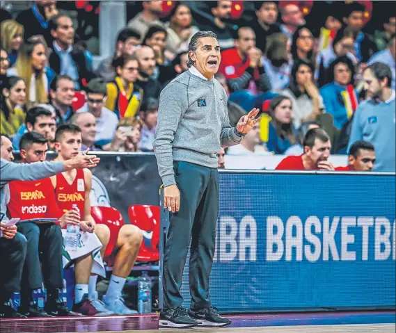  ?? FOTO: FEB ?? Sergio Scariolo, selecciona­dor español, en el partido del Pre Mundial contra Montenegro en Zaragoza. El italiano podrá continuar al frente del equipo español