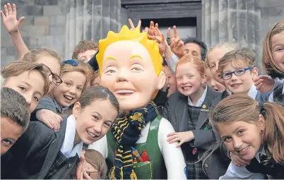  ??  ?? Pupils at the High School of Dundee with a familiar face from the popular Oor Wullie Bucket Trail.