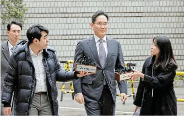  ?? /Reuters ?? Engineerin­g:
Samsung Electronic­s chair Jay Y Lee arrives at a court in Seoul, South Korea, on Monday.
