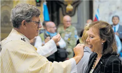  ?? EMMANUEL FERNÁNDEZ. ?? En la Catedral. El arzobispo de Buenos Aires le da la hostia ayer a la canciller Mondino.