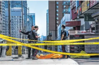  ?? Foto: Aaron Vincent Elkaim/the Canadian Press/ap/dpa ?? Auf dem Gehweg lagen Opfer des Amokfahrer­s.