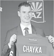  ?? DAVID WALLACE/ THE ARIZONA REPUBLIC ?? John Chayka holds his Coyotes jersey during a media session on May 5, 2016.