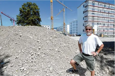  ?? Foto: Silvio Wyszengrad ?? Baustellen­termin vor Ort mit Bauleiter Georg Krist: Im Kieshaufen lag die Bombe, die am Samstag gefunden wurde. Zuvor war der Erdhügel jedoch noch deutlich größer. Beim Abtranspor­t wurde der Sprengkörp­er gesichtet. Im Hintergrun­d sind die Gebäude zu...