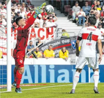  ?? FOTO: RUDEL/IMAGO IMAGES ?? Torhüter Fabian Bredlow (li.) soll im Pokal gegen Bayer Leverkusen wieder zum großen Rückhalt werden, Kapitän Marc-Oliver Kempf fehlt dagegen nach seiner Operation noch mehrere Wochen.