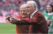  ?? FOTOS: IMAGO IMAGES (2)/PRIVAT (1) ?? Stephan Lehmann ist seit 25 Jahren Teil des FC Bayern: Als Stadionspr­echer sorgt er für Stimmung in der Allianz Arena, feiert mit den Profis um Thomas Müller (links) auf dem Rathausbal­kon oder mit Franz Beckenbaue­r im Stadion.
