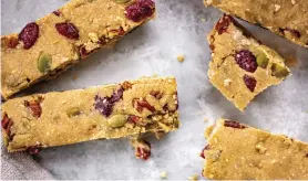  ??  ?? On the Vancouver With Love blog, Elizabeth Emery—a recipe developer and keen hiker—touts vegan granola bars with protein, in order to avoid energy crashes.