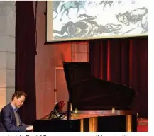  ??  ?? Le pianiste Daniel Propper accompagna­it la projection d’images illustrant les batailles de l’empereur.