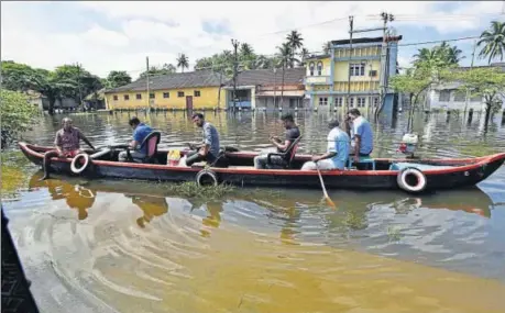  ?? RAJ K RAJ/HT PHOTO ?? Local fishermen help flood victims reach their marooned houses in the outskirts of Alappuzha district in Kerala on Wednesday.