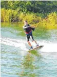  ??  ?? Der 14-jährige Leon beim Wakeboarde­n auf dem Messe-See.