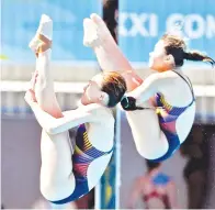  ??  ?? PENERJUN negara Leong Mun Yee and Nur Dhabitah Sabri beraksi dalam acara final 3m papan anjal seirama wanita di Optus Aquatic Centre pada Sukan Komanwel 2018 pada Rabu.