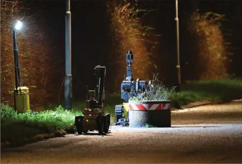  ?? FOTO: KENNETH MEYER ?? Selv blomsterku­mmerne blev undersøgt med bombe-robotter, da politiet og PET slog til i en kaempe kontraterr­or-aktion i december 2019. Nu stilles to maend og en kvinde for retten i en terrorsag.