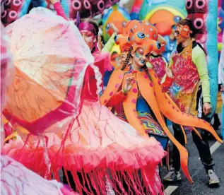  ?? ?? A PARTICIPAN­T smiles during the St. Patrick’s Day parade in Dublin, Ireland March 17, 2024. REUTERS