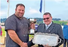  ?? ?? Silverware Heayweight Pete Hart shakes hands with community council chair Scott MacGregor