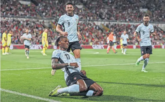  ?? ?? Numa imagem só, três marcadores de golos. Rafael Leão, Gonçalo Ramos e Bruno Fernandes marcaram à Suécia.