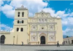  ??  ?? El turismo religioso es uno de los atractivos de Comayagua.