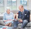  ?? FOTO: CHRIS JACKSON/BUCKINGHAM PALACE/AFP ?? Glückwunsc­h! Elizabeth II. und Prinz Philip auf der heimischen Couch.