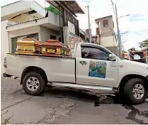  ??  ?? Entrega. Los cadáveres de las víctimas fueron entregados ayer por la tarde por Medicina Legal de San Miguel.