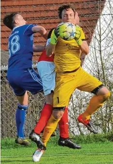  ?? Foto: Karl Aumiller ?? Wieder nichts mit einem BCS Tor: Haunsheims Keeper Matthias Möhnle sichert hier das Spielgerät vor Graziano Lutz (links).