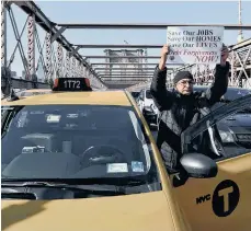  ?? /GETTY IMAGES ?? El puente de Brooklyn fue cerrado al tráfico durante la manifestac­ión de los taxistas neoyorquin­os.